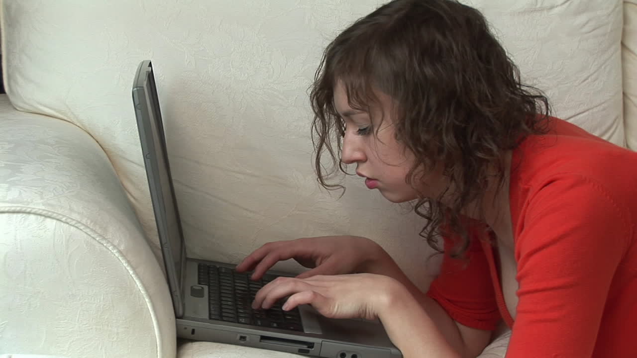 adolescente que está estudiando