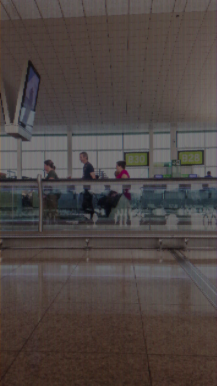 terminal del aeropuerto con pasajeros