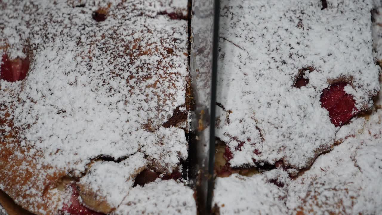 슬로우 모션으로 오븐에서 케이크를 자르는 소녀