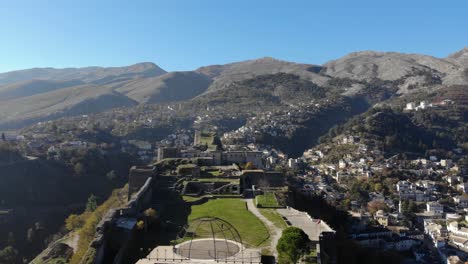 Schöne-Mittelalterliche-Burg-Von-Gjirokastra,-Erbaut-Auf-Einem-Hügel-Mit-Stadthaushintergrund