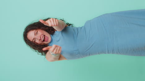 mujer joven levanta los pulgares está de acuerdo o da una respuesta positiva recomienda el anuncio le gusta buena idea