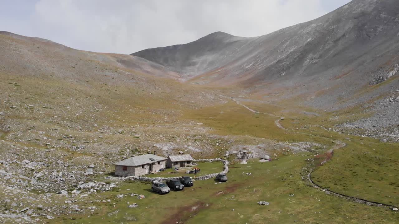 Video con drone del Rifugio di montagna Christakis sull'Olimpo, Grecia, con la vetta Skolio sullo sfondo