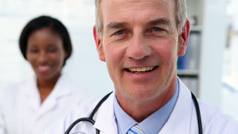 equipo médico sonriendo a la cámara