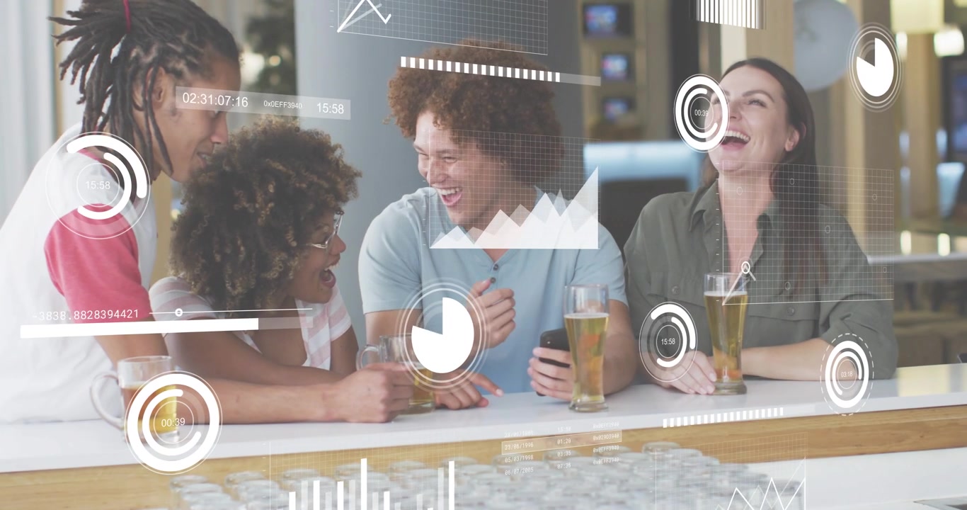 Uomo dai capelli ricci che estrae lo smartphone, scorrendo il feed di dati, amici che brindano con la birra in mezzo a un HUD tecnologico.