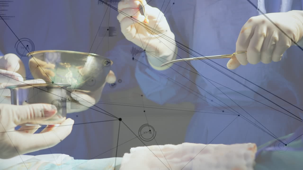 red de conexiones contra la sección media de los cirujanos que realizan la operación en la sala de operaciones