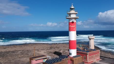 faro rojo y blanco en las islas canarias