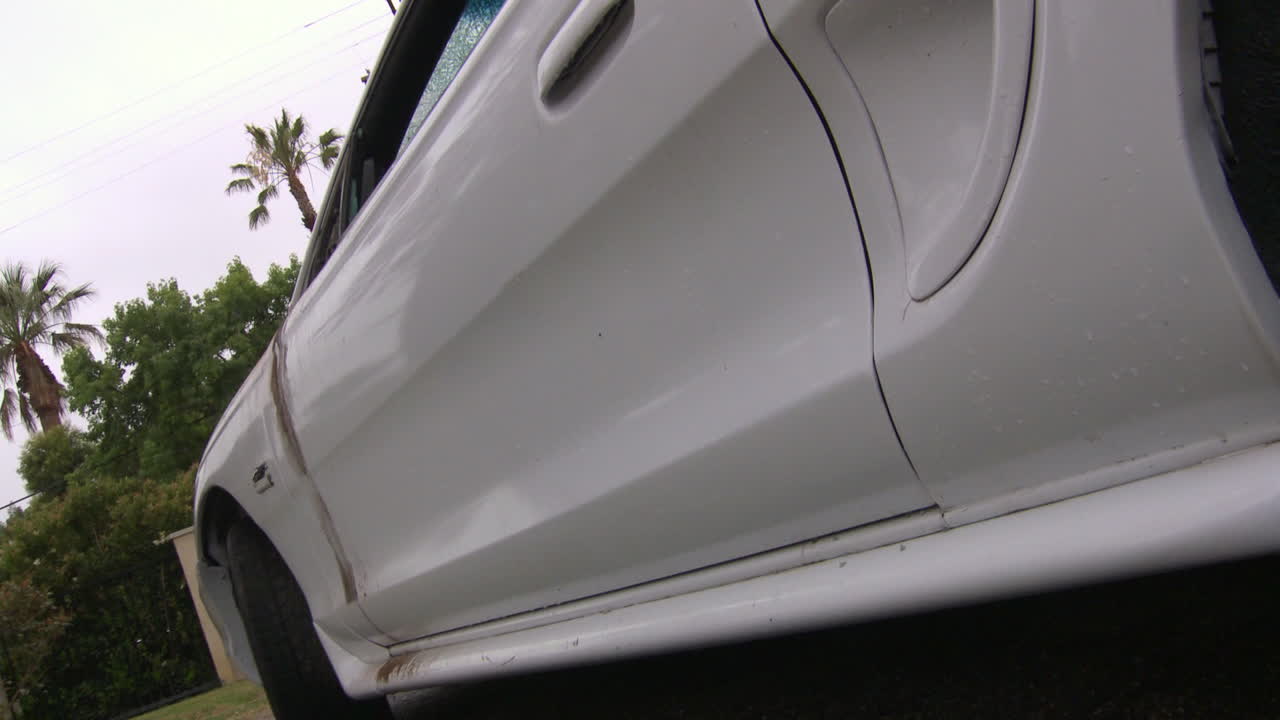 мужчина уничтожает свой автомобиль кувалдой 1