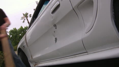 un hombre destruye su coche con un mazo 1