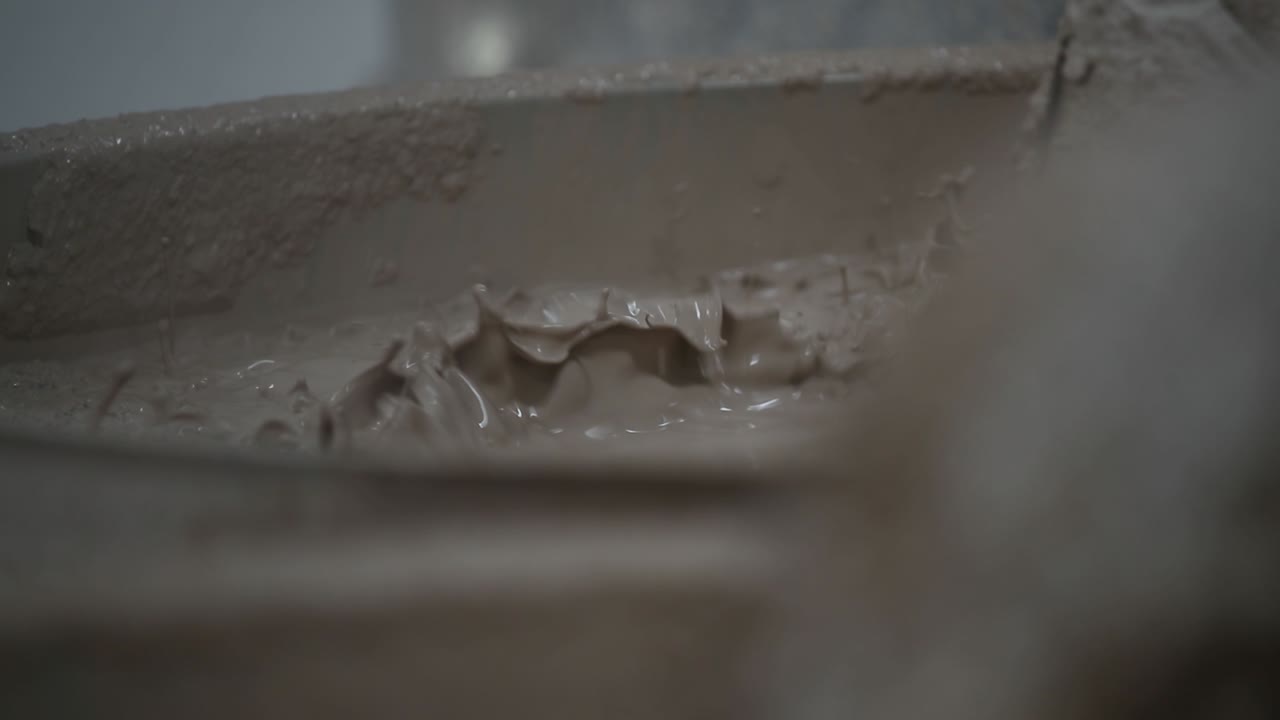 완성된 타일에 들어가는 기본 재료는 점토, 모래 및 장석입니다.