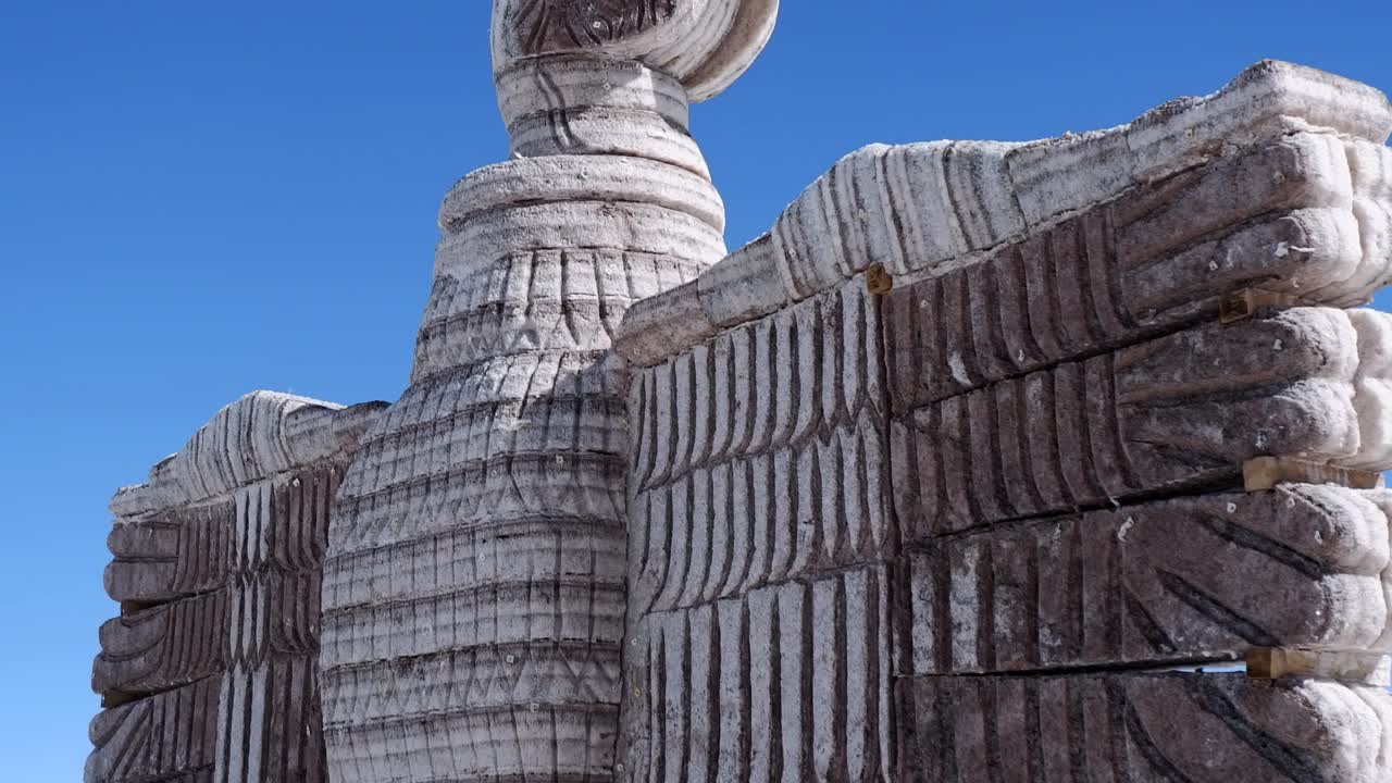 escultura de cóndor hecha de sal en el salar de uyuni en bolivia