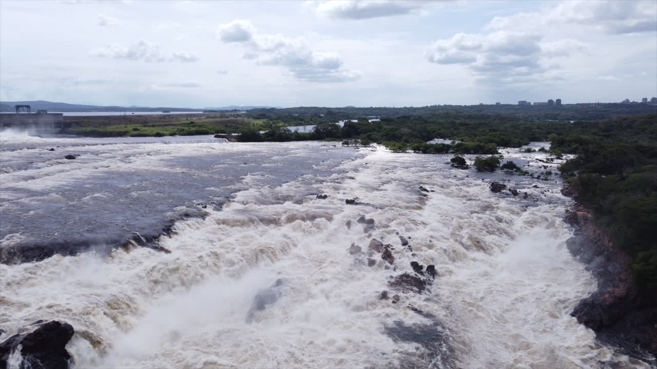 바위 절벽 아래로 떨어지는 라 일로비즈나 폭포를 추적하는 앞으로 이동하는 공중 촬영