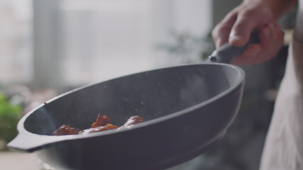 cocinar alimentos en una sartén
