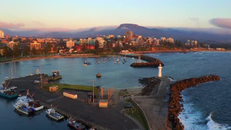 vista panorámica del puerto y el faro durante la puesta de sol en wollongong, nueva gales del sur, australia - toma aérea de drones