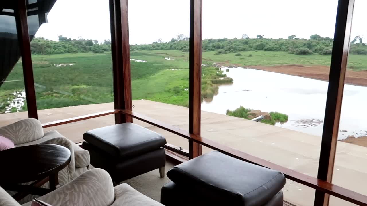 toma panorámica desde el interior de un hotel safari con vistas a un río fresco