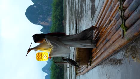 niña hanfu con una linterna en una balsa de bambú, xingping, china