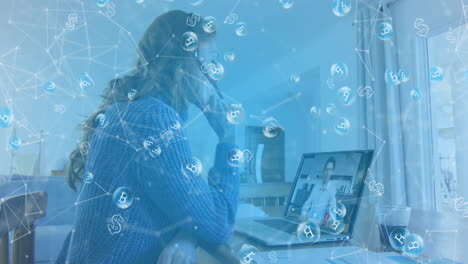 animación de símbolos de bitcoin sobre mujer de negocios usando auriculares de teléfono y computadora portátil