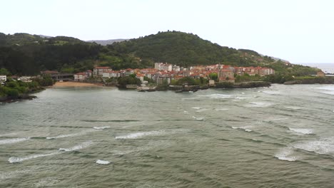 Vista-Aérea-De-Drones-De-La-Reserva-De-La-Biosfera-De-Urdaibai-En-Mudaka-En-El-País-Vasco