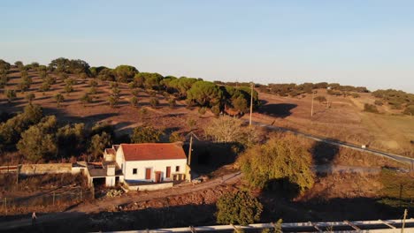 Drohnenschuss-Beim-Rückwärtsfahren-Aus-Einem-Kleinen-Verlassenen-Bauernhaus-In-Portugal,-Alentejo