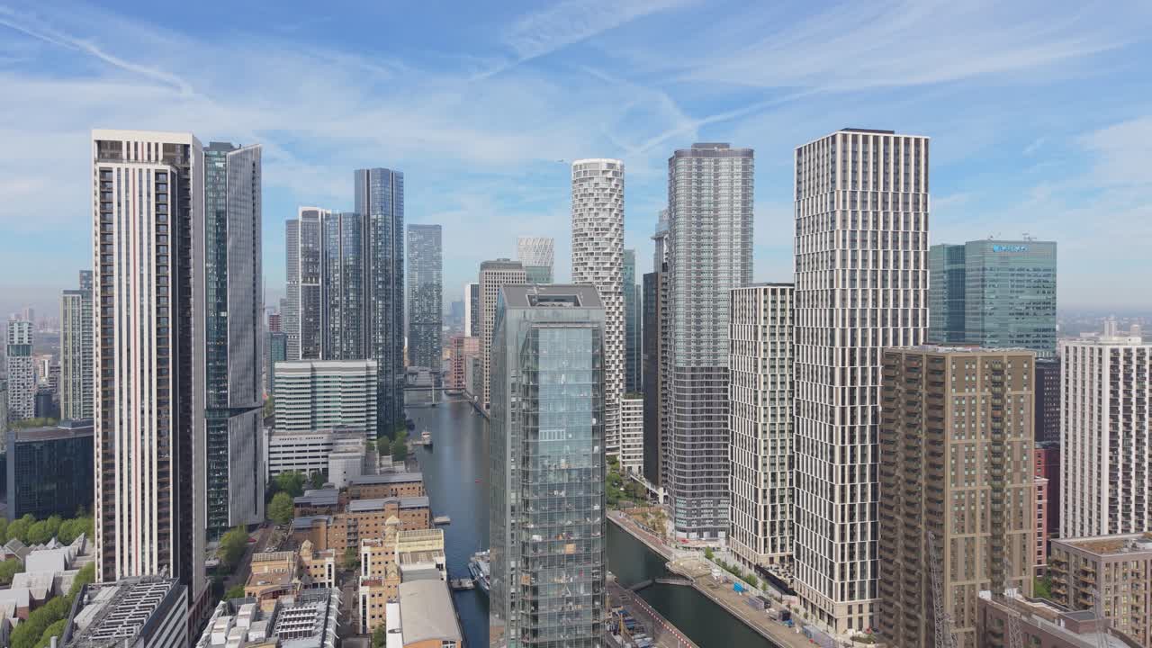 Canary Wharf Londra, vista aerea sul fiume Tamigi con moderni grattacieli