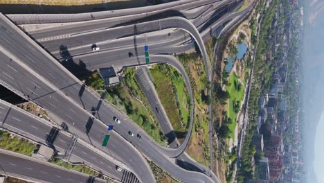 vista aérea de los cruces de carreteras al lado del parque bicentenario en santiago, chile
