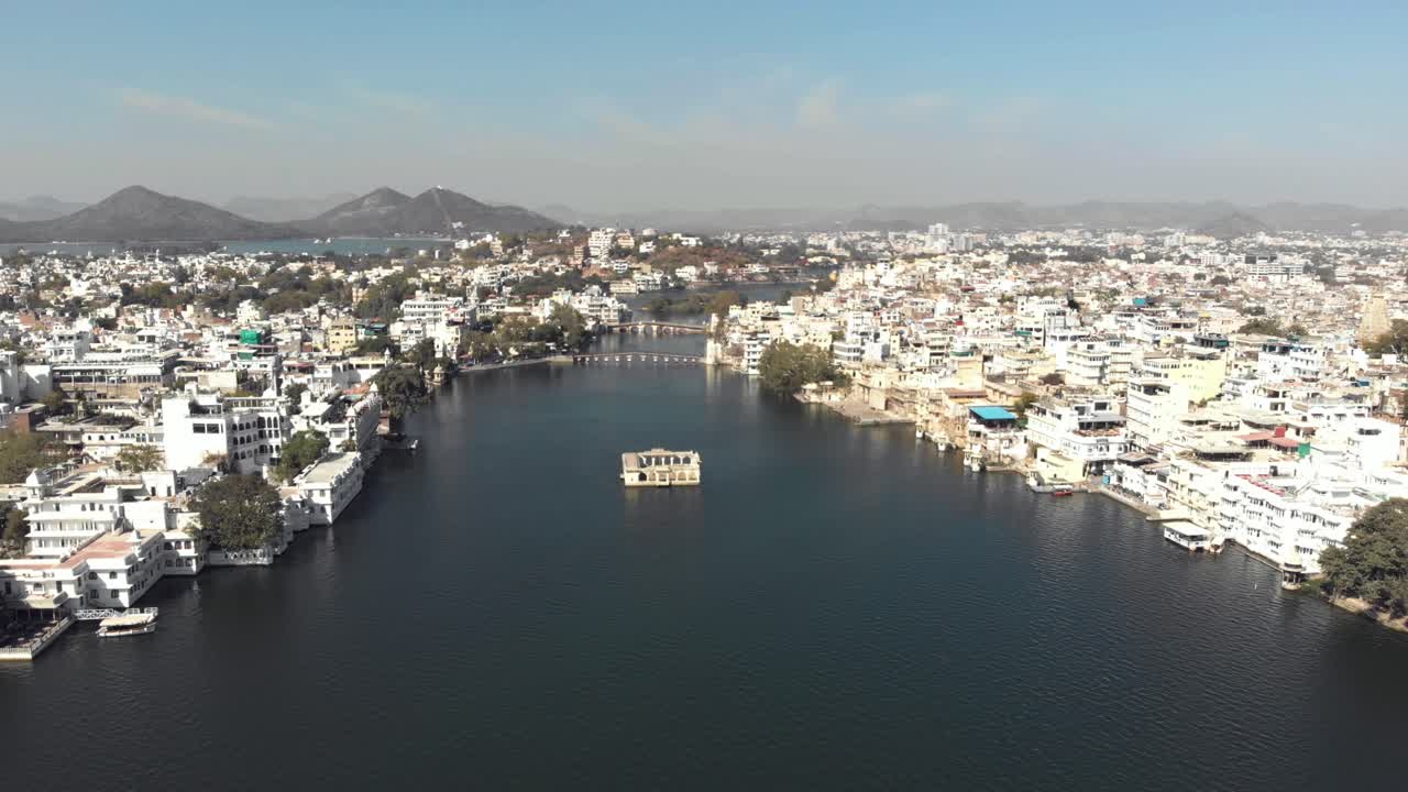 imágenes aéreas de 4k de un canal de agua del lago pichola que atraviesa la exótica ciudad de udaipur, india