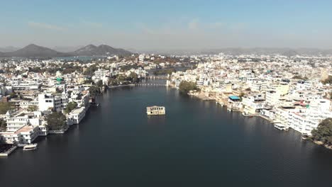 Imágenes-Aéreas-De-4k-De-Un-Canal-De-Agua-Del-Lago-Pichola-Que-Atraviesa-La-Exótica-Ciudad-De-Udaipur,-India