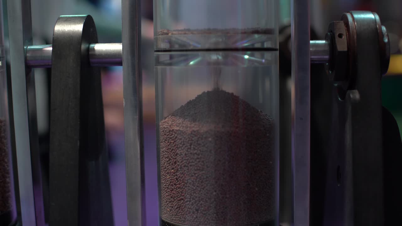 el grano fino está cayendo, tamizado y arrojado