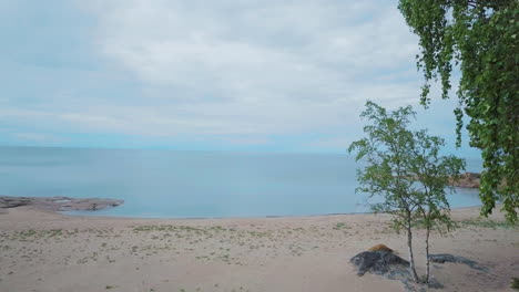 Luftabstieg-Entlang-Eines-Wunderschönen-Meeresstrandes-Mit-Wunderschönem-Himmel