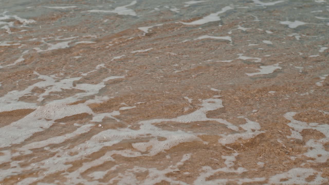 모래 연안의 해변 파도