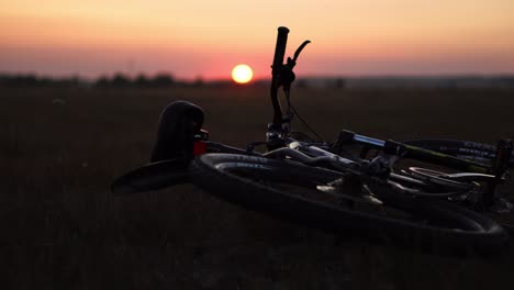 una rueda de bicicleta por la noche, la luz del atardecer.