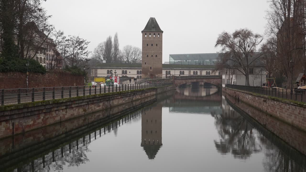 Vista do rio pacífico e tranquilo, os Ponts Couverts, um conjunto de pontes e torres que compõem uma obra defensiva erguida no século XIII no Rio Ill na cidade de Estrasburgo, na França