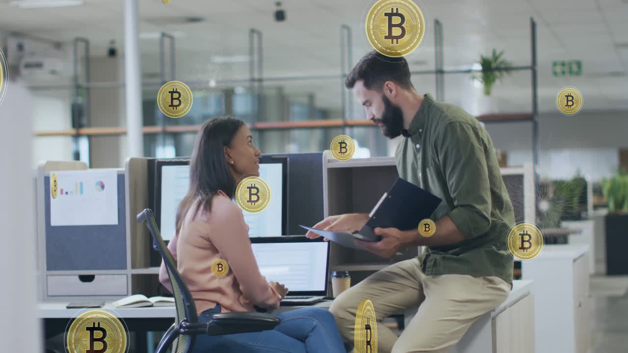 animación de bitcoins sobre diversos colegas masculinos y femeninos hablando en la oficina casual