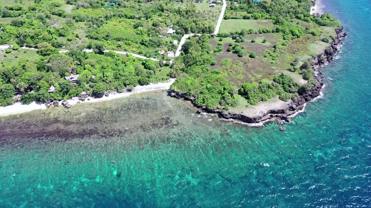 필리핀의 청록색 푸른 맑은 바다, 와이드 샷, 여행 컨셉이 있는 멋진 바위 해안선의 공중 전망