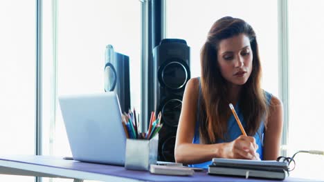 mujer ejecutiva usando una computadora portátil en el escritorio 4k