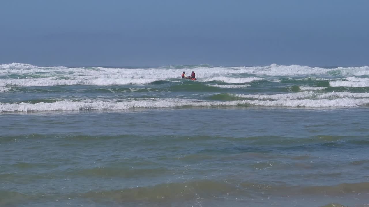 영국 콘월의 풍선 구조 보트에 있는 인명 구조원