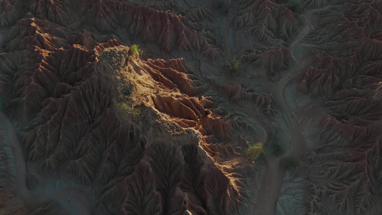 impresionantes formaciones de erosión de la tierra en el desierto de tatacoa, colombia, aérea