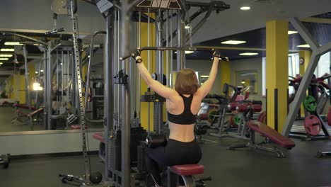 mujer trabajando en equipos de gimnasia