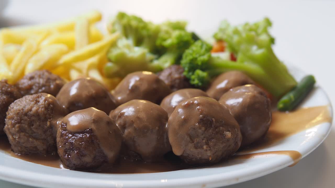 Шведские фрикадельки с картофелем фри и овощами