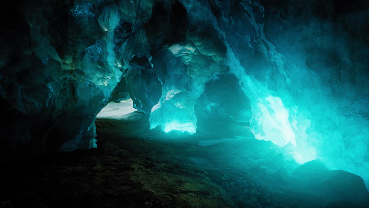 cueva de hielo azul cubierta de nieve e inundada de luz