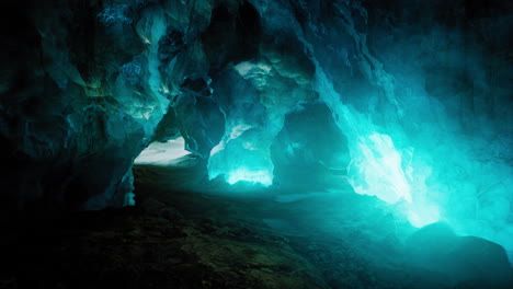 Blaue-Eishöhle-Mit-Schnee-Bedeckt-Und-Lichtdurchflutet