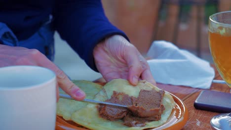 Frau,-Die-Amlu-Auf-Arabischem-Brot-Verbreitet,-Arabisches-Frühstückskonzept,-Nahaufnahme