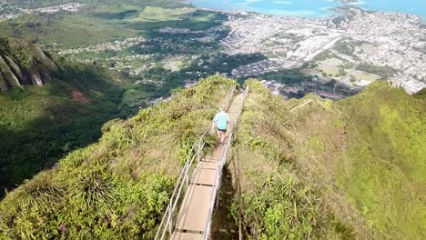 Hawaii---Die-Treppe-Zum-Himmel-Hinunterlaufen