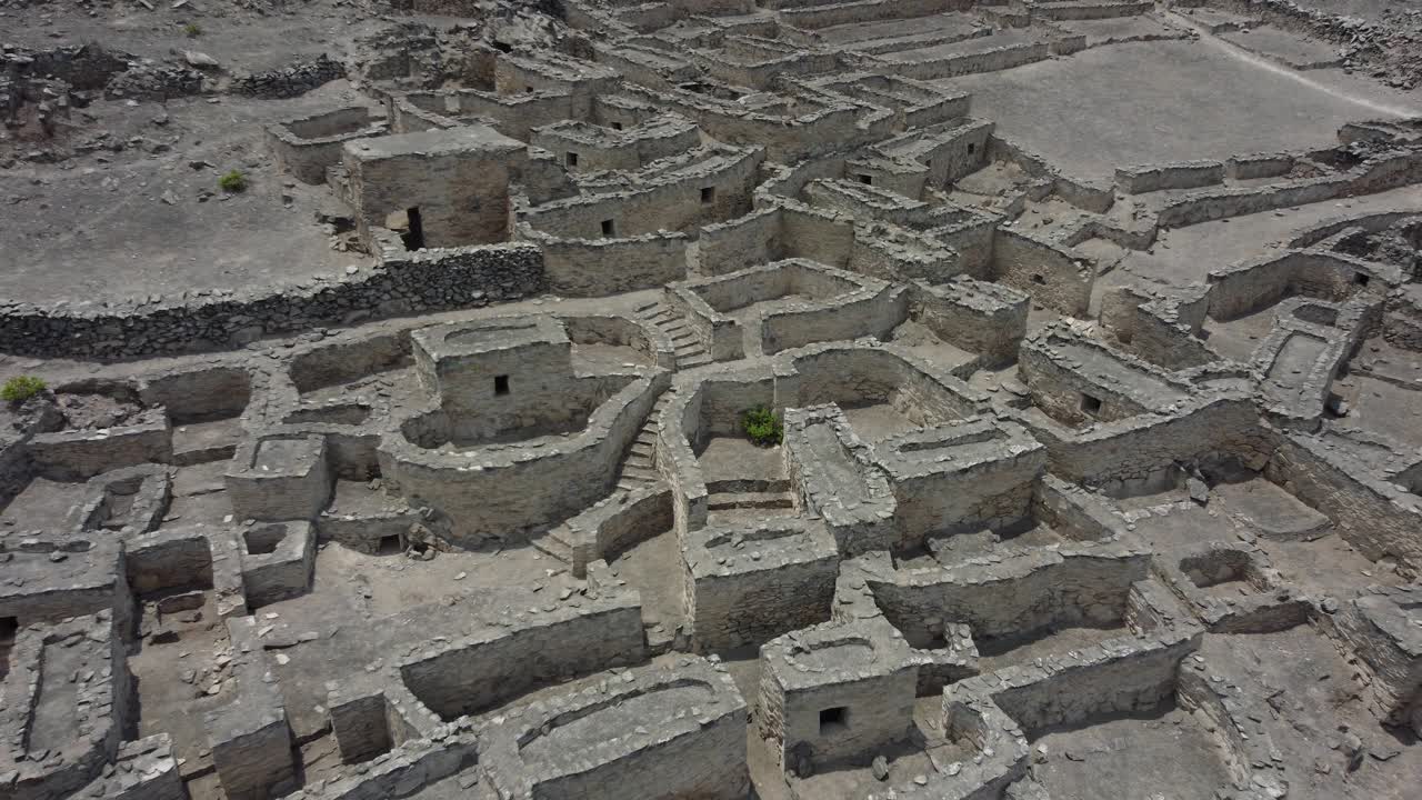 video de drones de una ciudad de piedra abandonada de 500 años en la ladera de una montaña