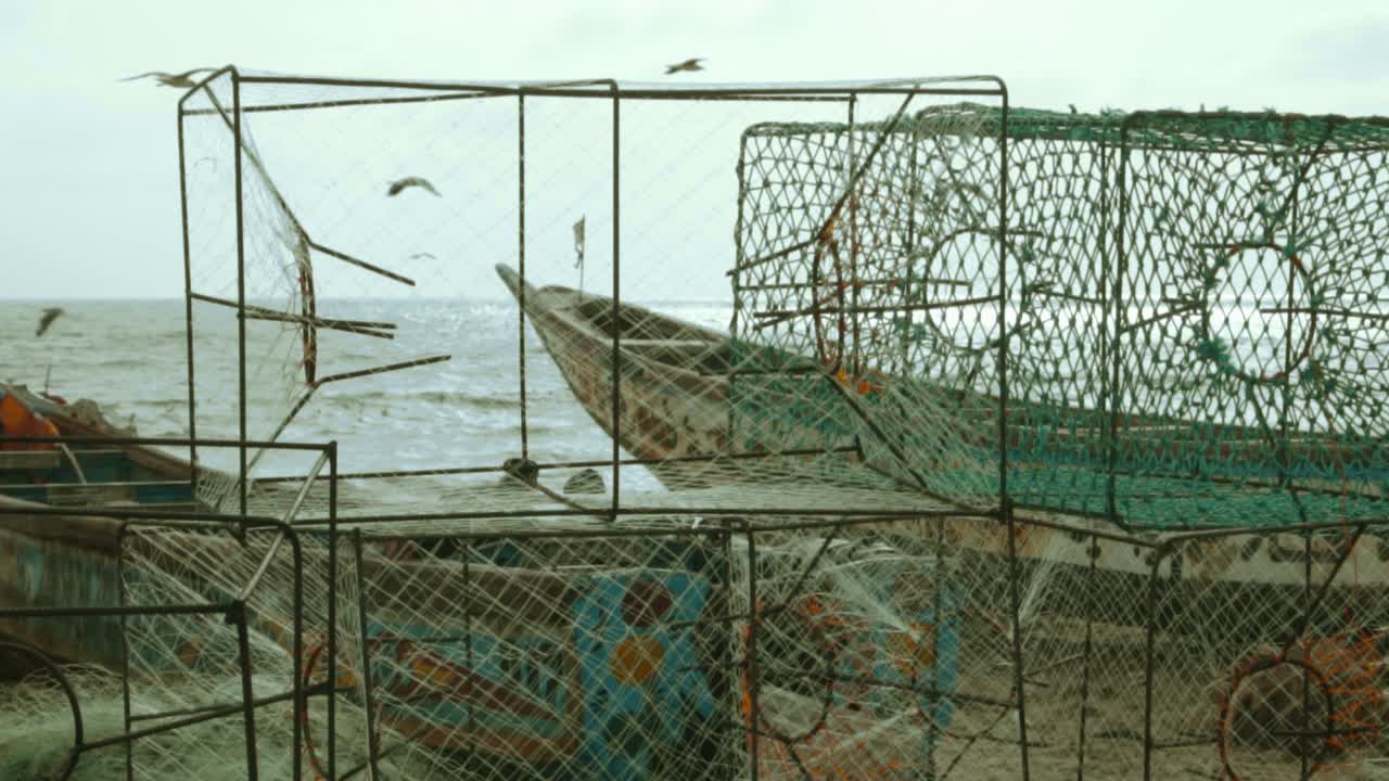 Filmato stock: Gabbia con pesce sulla spiaggia, nassa per aragoste