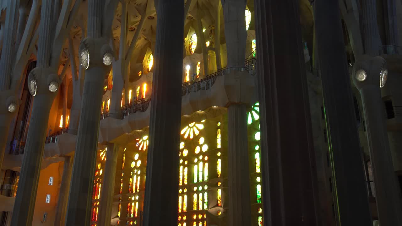 라 사그라다 파밀리아 교회, 바르셀로나 내부의 스테인드 글라스 창문
