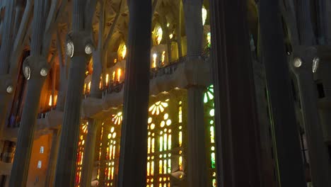 Vidrieras-Dentro-De-La-Iglesia-De-La-Sagrada-Familia,-Barcelona