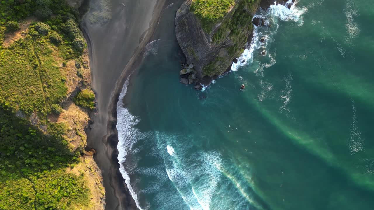 puesta de sol sobre la playa de arena negra de piha