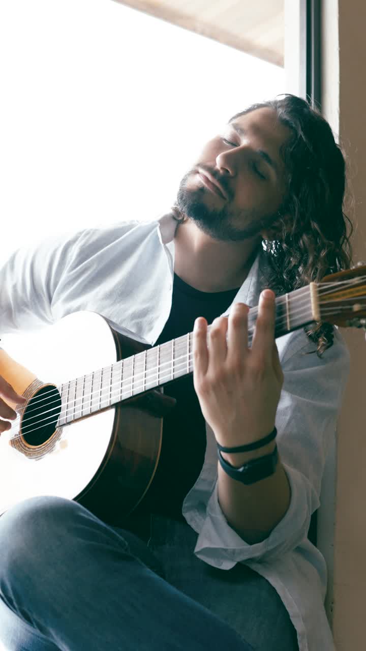 hombre tocando la guitarra acústica