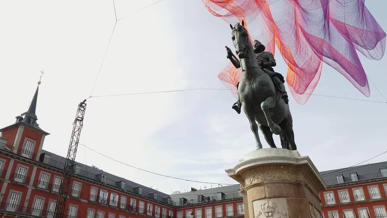 monumento a felipe iii en la plaza mayor de madrid