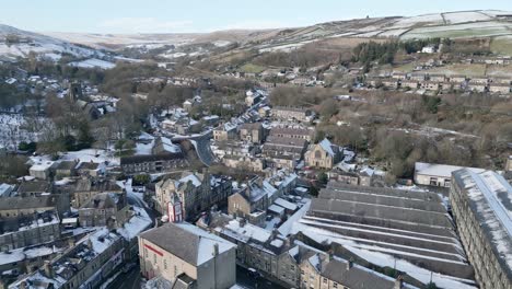 mroźna zima kinowy pejzaż miejski pejzaż miejski z pokrytymi śniegiem dachami panorama 4k wioska marsden west yorkshire, endland